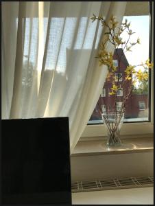 a window sill with a vase with flowers in it at Griffn Properties Lifestyle in Essen