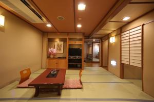 un soggiorno con tavolo e sedie in legno di Ohanabo a Kyoto