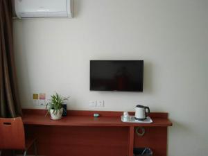 
A television and/or entertainment center at Goldmet Inn Beojing Capital Airport Xinguozhan
