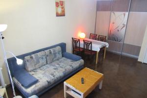- un salon avec un canapé et une table dans l'établissement Аpartment u Letnego Sada, à Pskov
