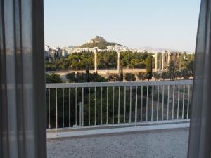 um quarto com uma varanda com vista para uma montanha em Alexander's Penthouse em Atenas