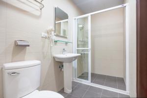 uma casa de banho com um chuveiro, um WC e um lavatório. em A Ace Hotel em Taichung