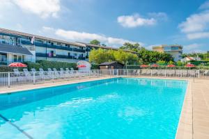 Der Swimmingpool an oder in der Nähe von Village Vacances Azureva Anglet