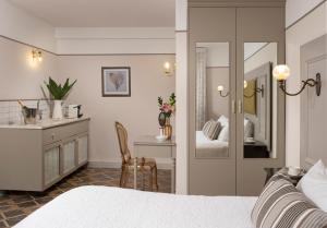 Letto o letti in una camera di Shtarkman Erna Boutique Hotel Nahariya