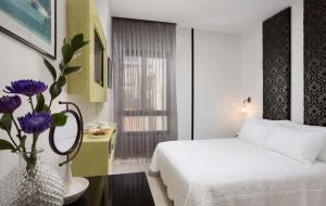 Letto o letti in una camera di Shtarkman Erna Boutique Hotel Nahariya