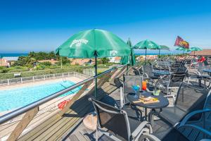 Der Swimmingpool an oder in der Nähe von Village Vacances Azureva Anglet