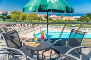 Der Swimmingpool an oder in der Nähe von Village Vacances Azureva Anglet