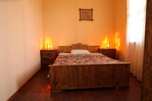 um quarto com uma cama grande e duas mesas de cabeceira em Guest house Dilijan Orran em Dilijan