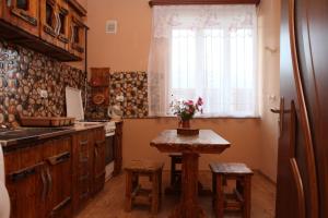 uma cozinha com uma mesa de madeira e uma janela em Guest house Dilijan Orran em Dilijan