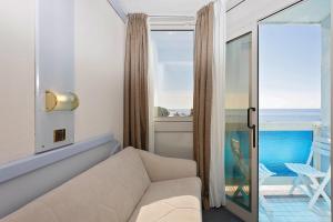 Ein Sitzbereich in der Unterkunft Hotel Plavi Plava Laguna
