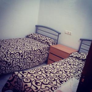 トレビエハにあるApartamento Las Atalayas 3 Torreviejaのベッドルーム1室(ベッド2台、ドレッサー付)