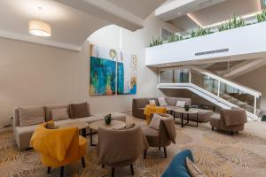 Ein Sitzbereich in der Unterkunft Hotel Plavi Plava Laguna