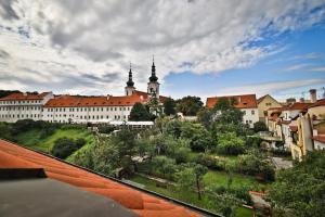 Nespecifikovaný výhled na destinaci Praha nebo výhled na město při pohledu z hotelu
