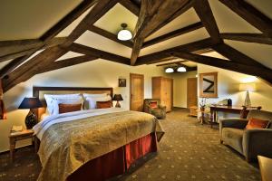 - une chambre avec un grand lit et un bureau dans l'établissement Questenberg Hotel, à Prague