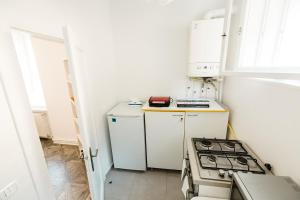 Una pequeña cocina con estufa y fregadero. en M&F Apartment, en Brasov 6 fotos más