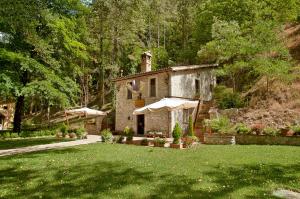 kamienny dom z ogrodem przed nim w obiekcie Torre Del Nera Albergo diffuso & Spa w mieście Scheggino