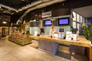 Supermarket nebo jiné obchody v  hotelu nebo okolí