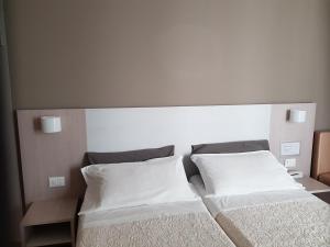 A bed or beds in a room at Hotel Caesar