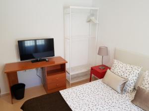 Televízia a/alebo spoločenská miestnosť v ubytovaní Fan Flat Torremolinos