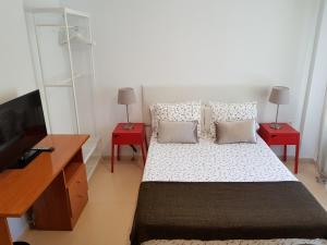 1 dormitorio con 1 cama con 2 mesitas de noche rojas en Fan Flat Torremolinos, en Torremolinos