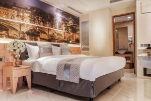 1 Schlafzimmer mit einem großen Bett und einem Badezimmer in der Unterkunft Grand Viveana in Bandung