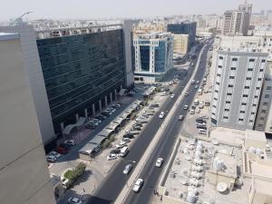 z góry widok na ulicę miejską z samochodami w obiekcie Al Mansour Plaza Hotel Doha w mieście Doha