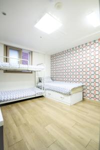 Cette chambre comprend 2 lits superposés et du parquet. dans l'établissement Zaza Backpackers hostel, à Séoul