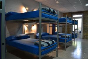 pokój z 3 łóżkami piętrowymi w obiekcie Albergue Valle del Nonaya w mieście Salas