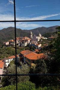 einen Blick aus dem Fenster einer Stadt mit Bergen in der Unterkunft Al Vecchio Convento Mare e Monti in Ortonovo