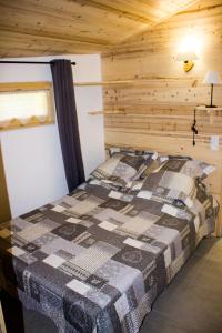 1 dormitorio con 1 cama en una cabaña de madera en Le petit Saint Bernard, en Sainte-Foy-Tarentaise