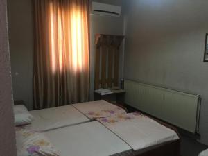 Ένα ή περισσότερα κρεβάτια σε δωμάτιο στο Bujtina (Pension) Oltas