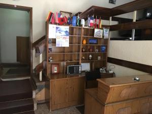 una oficina con escritorio y estantería de libros en Bujtina (Pension) Oltas, en Prizren