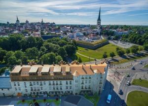 widok z góry na budynek z miastem w tle w obiekcie Stay Apartments 14 w Tallinnie
