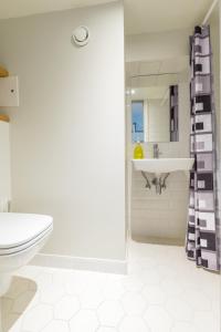 biała łazienka z umywalką i toaletą w obiekcie Stay Apartments 14 w Tallinnie