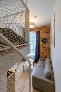 salon z klatką schodową i ceglaną ścianą w obiekcie Stay Apartments 14 w Tallinnie
