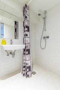 W łazience znajduje się umywalka i prysznic. w obiekcie Stay Apartments 14 w Tallinnie