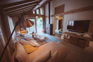 a living room with a couch and a tv at Le Hameau Albert 1er in Chamonix