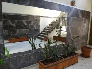 eine Lobby mit Treppen und Topfpflanzen in der Unterkunft Bozena Apartment in Athen
