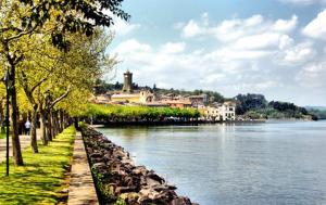 a view of a river with buildings and trees at Les Petites Maisons in Marta
