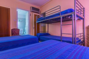 Posteľ alebo postele v izbe v ubytovaní Hostal Urgell