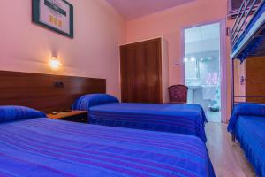 Posteľ alebo postele v izbe v ubytovaní Hostal Urgell