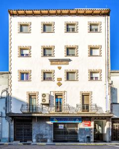 un gran edificio blanco con balcón en Hostal Urgell, en Balaguer