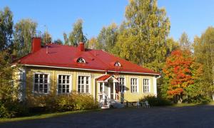 Kovero的住宿－Koveron Majatalo，红色屋顶的黄色小房子