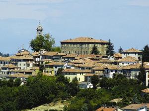 MangoにあるAgriturismo Cascina Anrìの時計塔のある町