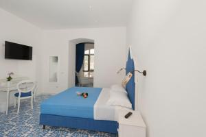 Кровать или кровати в номере Surriento Suites