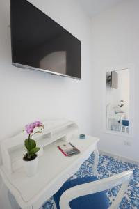 En TV eller et underholdningssystem på Surriento Suites