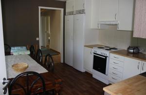 a kitchen with a table and a stove top oven at Surkeenjärven Jaakon talot in Moksinkylä