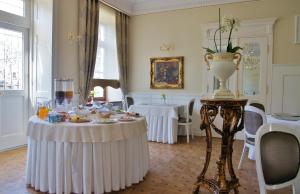 a room with a table with food and a vase at Apartamenty Willa w Dolinie in Tarnów