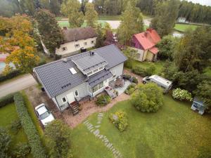 an aerial view of a house with a yard at Petsamo Apartment in Riihimäki