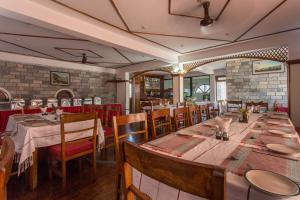 Um restaurante ou outro lugar para comer em Hotel Tulsi
